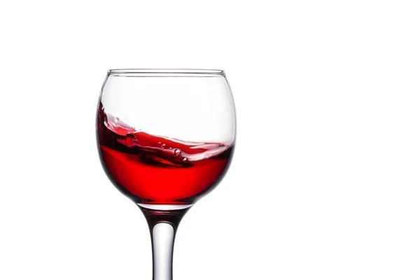 Vinho Tinto Copo Fundo Branco Uma Bebida Brilhante Uvas — Fotografia de Stock