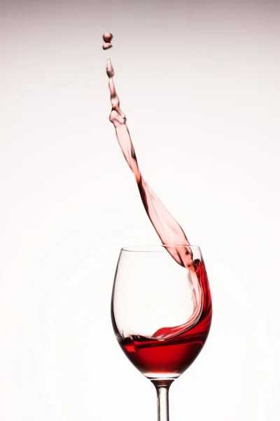 Bright High Splash Red Wine Beautiful Glass Looks Exciting Gray — Stock Photo, Image