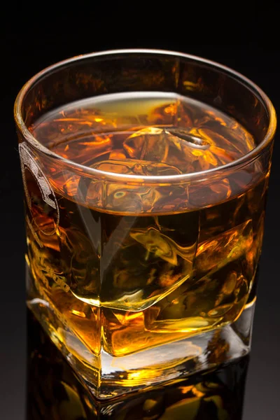 Whisky Con Hielo Hermoso Vaso Sobre Fondo Oscuro Alcohol Caro —  Fotos de Stock