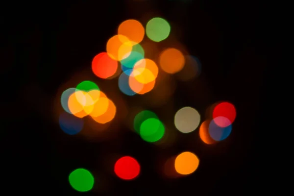 Piękny Wzór Rozmytych Świateł Świąteczne Girlandy Ciemnym Tle Koncepcja Zimowego — Zdjęcie stockowe