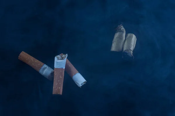 不同的屁股躺在蓝色的烟雾恶心恶心的概念吸烟和上瘾 — 图库照片