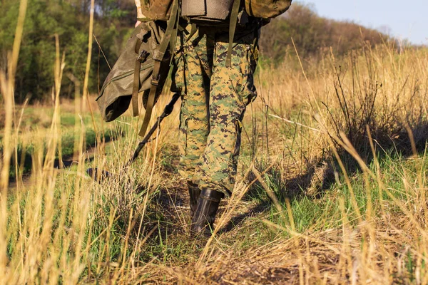 Turista Vestido Camuflagem Andando Longo Uma Trilha Com Conceito Grama — Fotografia de Stock