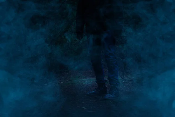Таинственный Человек Стоит Ночном Лесу Покрытом Голубым Призрачным Туманом Страшная — стоковое фото
