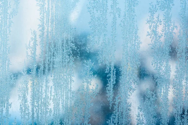 速冻冬季玻璃上的垂直薄冰图案特写明亮的白天自然概念背景设计 — 图库照片
