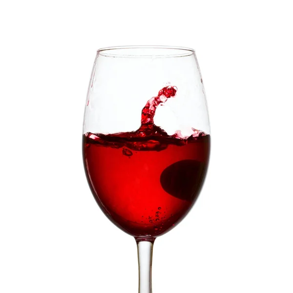 白い背景のガラスの中の明るい赤ワイン白い背景の美しいスプラッシュ — ストック写真