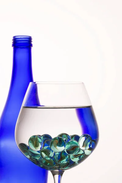 Parlak Soyut Mavi Şişe Bir Bardağa Yansıyor Sıvı Dekoratif Cam — Stok fotoğraf