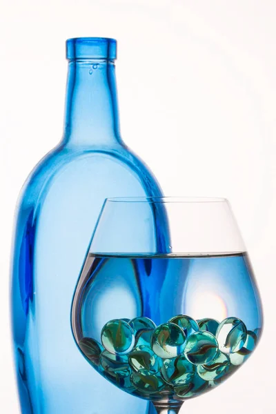 Belle Distorsion Une Bouteille Bleue Dans Verre Avec Des Boules — Photo