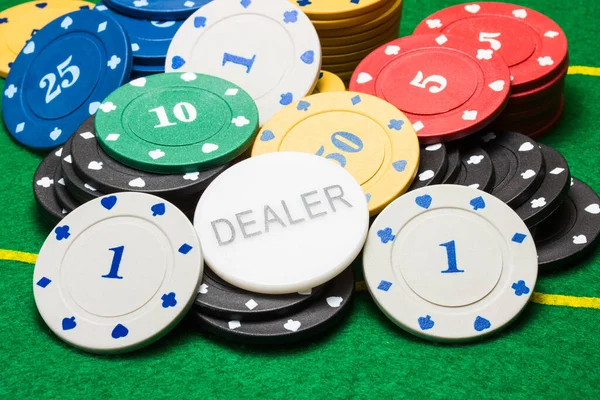 Poker Chip Dealer Ligt Een Stapel Met Andere Kleurrijke Het — Stockfoto