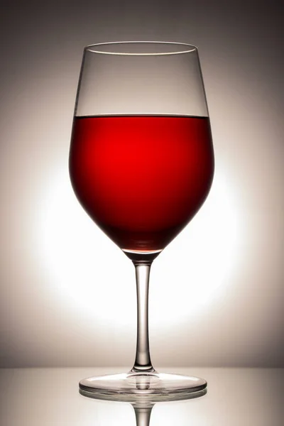 Ярко Красный Напиток Богов Красивом Стакане Впечатляющем Сером Фоне — стоковое фото