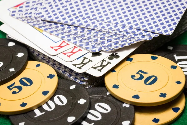 Poker Chips Dek Van Kaarten Close Concept Van Poker Casino — Stockfoto