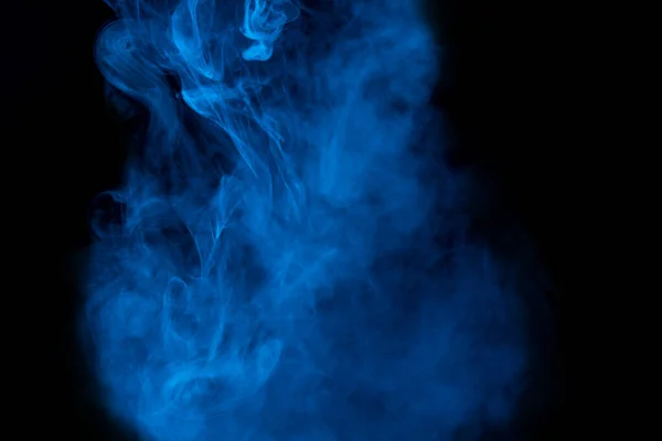 Koyu Arkaplandaki Mavi Sigara Buharının Kalın Hayaletli Deseni Tasarım Için — Stok fotoğraf