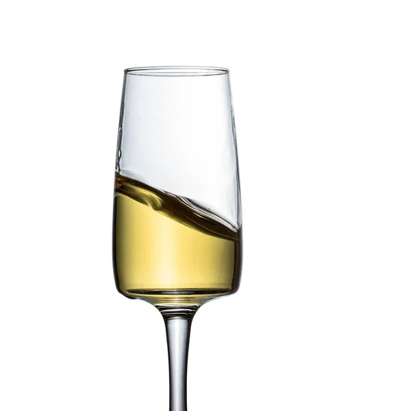 アルコール飲料の薄い脚の概念を持つ絶妙な高ガラスの傾斜面を持つ白ワイン — ストック写真
