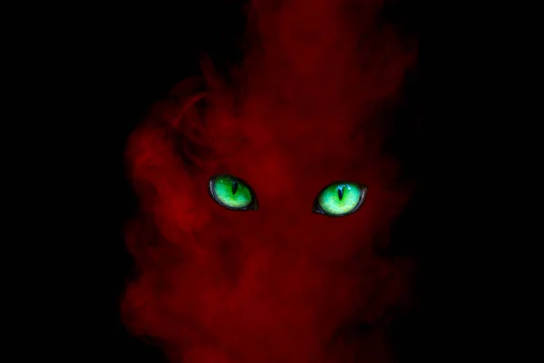 Fantasma Rojo Brillante Par Cigarrillos Con Ojos Verdes Brillantes Abstracción — Foto de Stock