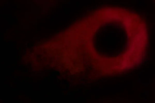 Rote Wolke Aus Zigarettendampf Mit Einem Ring Auf Schwarzem Hintergrund — Stockfoto