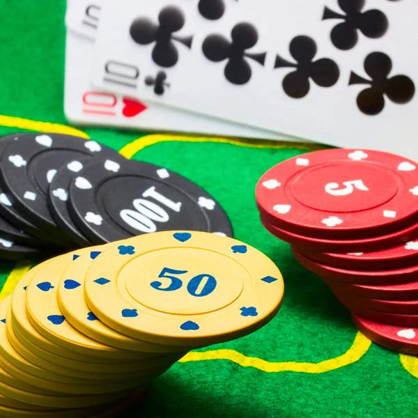 Drie Hellende Kolommen Van Poker Chips Vallende Speelkaarten Een Fel — Stockfoto