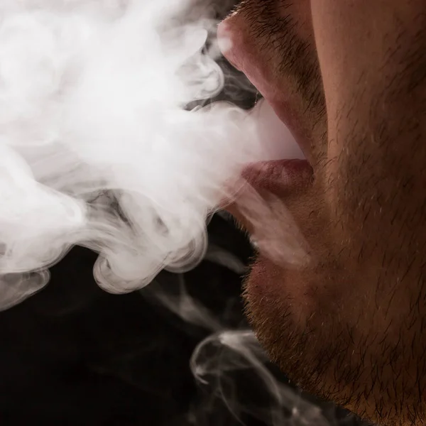 Fumante Abriu Boca Libera Uma Nuvem Fumaça Cigarro Fundo Escuro — Fotografia de Stock