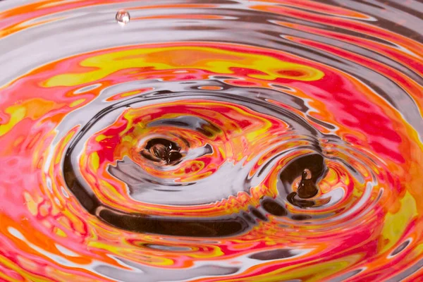 Su yüzeyindeki daireler sonbahar soyutlaması parlak ve güzel