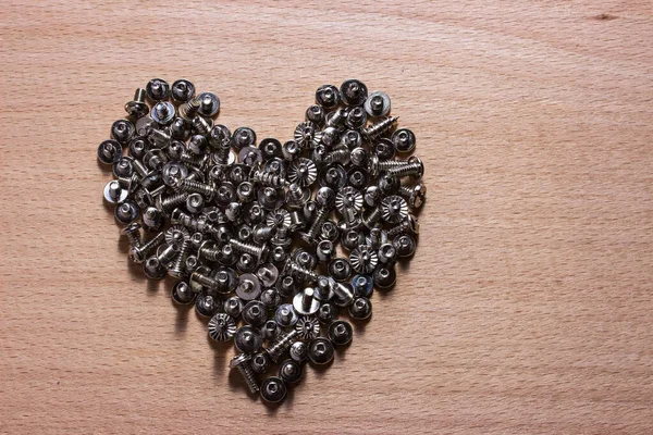 Corazón Forrado Con Tornillos Metal Plateado Cerca Concepto Fondo Madera — Foto de Stock