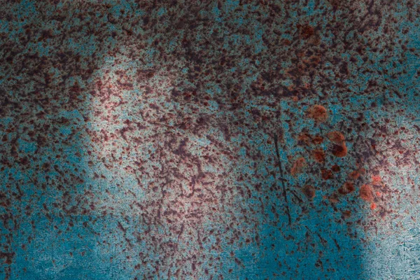 Таємничі Іржаві Візерунки Покривають Метал Пофарбований Синьою Фарбою Частково Освітлений — стокове фото