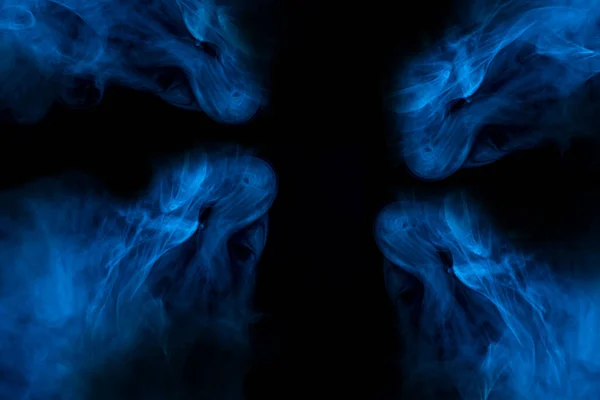 Φάντασμα Μπλε Μοτίβα Ατμών Τσιγάρων Ένα Σκοτεινό Φόντο Τέσσερα Μαγευτικά — Φωτογραφία Αρχείου