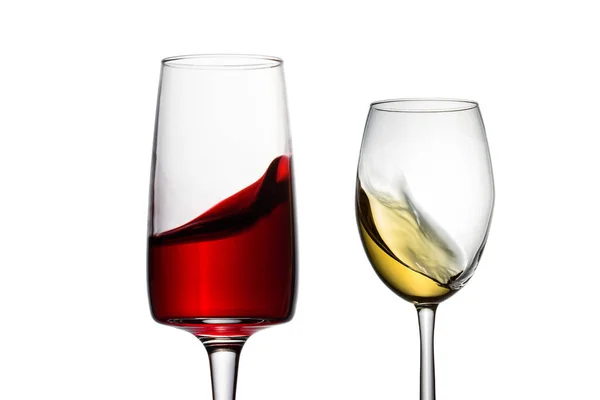 デザインのための透明ガラスのオブジェクトに赤と白のワインのアルコール飲料の魅惑的なスプラッシュ — ストック写真