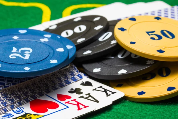Heldere Poker Chips Speelkaarten Close Een Groen Doek Concept Van — Stockfoto