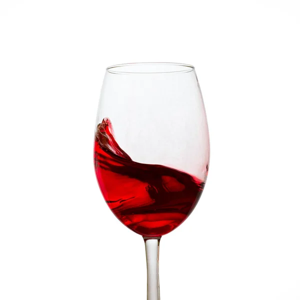 Vinho Tinto Salpicando Copo Elegante Fundo Branco Uma Bebida Alcoólica — Fotografia de Stock