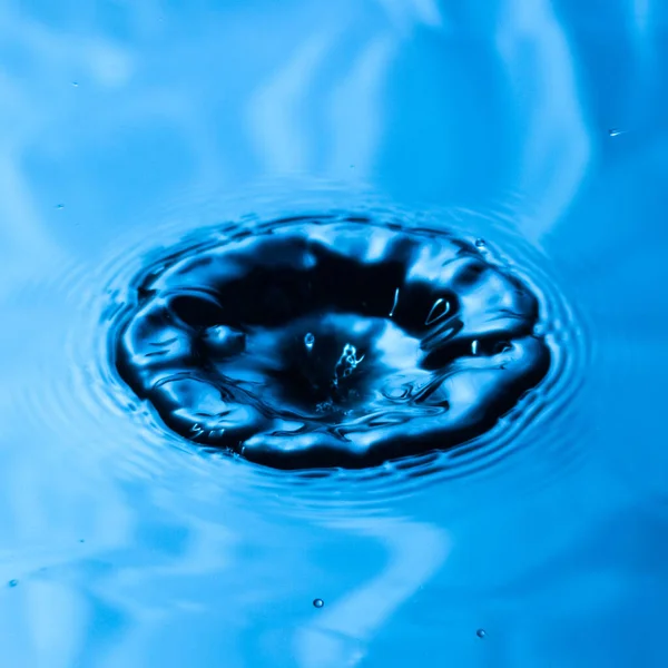 Spectaculair Gat Het Oppervlak Van Blauw Water Als Een Explosie — Stockfoto