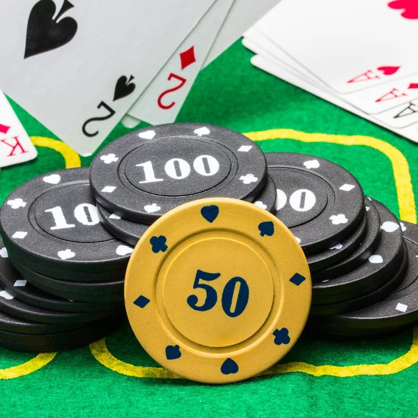 Poker Chips Tegen Achtergrond Van Vallen Liggen Het Groene Doek — Stockfoto