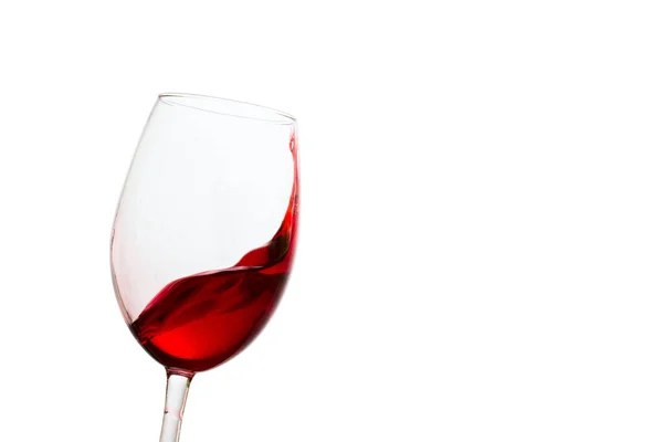 Vin Rouge Éclaboussant Gracieusement Dans Verre Incliné Sur Fond Blanc — Photo