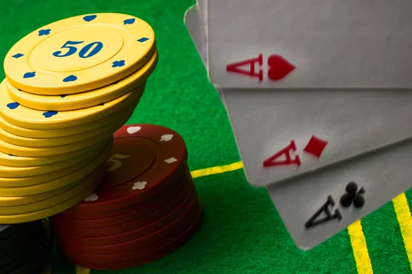 Kolom Van Heldere Poker Chips Drie Vallende Aas Close Concept — Stockfoto
