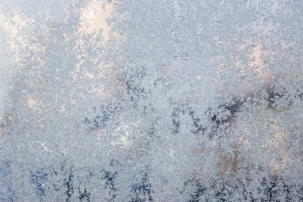 Lesklý Stříbřitý Led Vzory Pokrývající Zamrzlé Zimní Okno Pozadí Pro — Stock fotografie