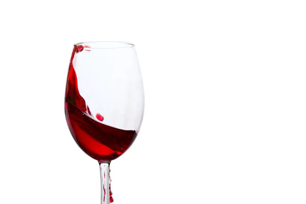 白を基調としたガラスの縁に赤ワインの鮮やかなスプラッシュ人気のアルコール飲料の概念 — ストック写真