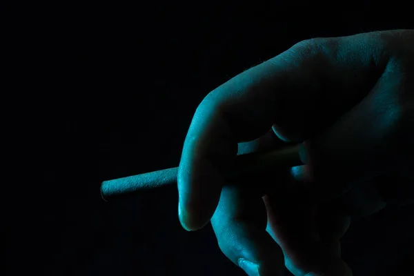 Kwaad Hand Van Een Man Een Donkere Achtergrond Een Sigaret — Stockfoto