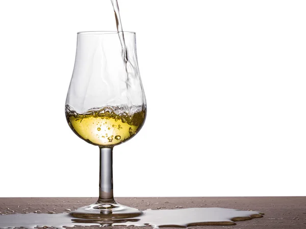 Białe Wino Wlewa Się Pięknej Szklanki Pysznego Napoju Alkoholowego Winogron — Zdjęcie stockowe