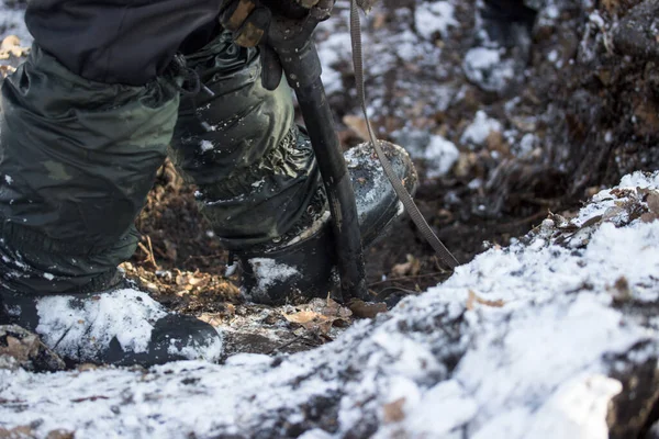 Creuser Terre Hiver Une Botte Chaude Presse Sur Métal — Photo