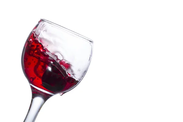 Spritzer Rotwein Einem Gekippten Glas Mit Fallenden Trauben Auf Weißem — Stockfoto