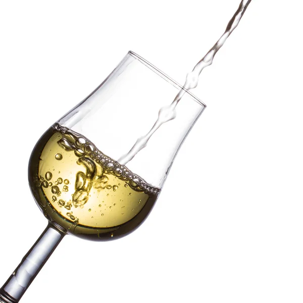 Białe Wino Wlewa Się Pięknej Przezroczystej Szklanki Białym Tle — Zdjęcie stockowe