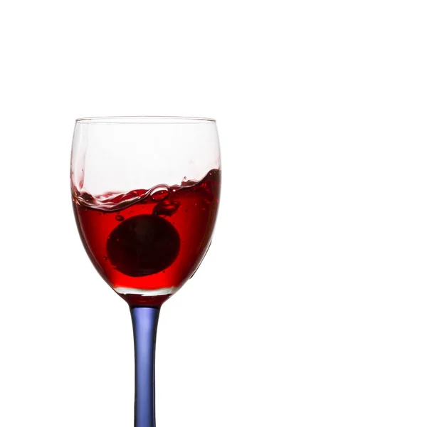 Szőlő Egy Pohár Vörösbor Fehér Alapon Koncepció Népszerű Alkoholtartalmú Ital — Stock Fotó