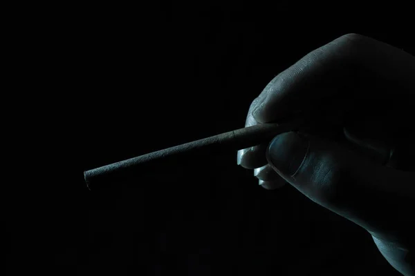 Два Пальца Держащих Сигарету Темном Фоне Концепция Предотвращения Вредных Привычек — стоковое фото
