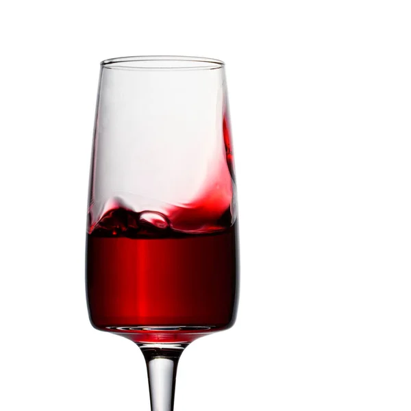 Elegantes Alkoholisches Getränk Rotwein Spritzt Einem Hohen Transparenten Glas Auf — Stockfoto