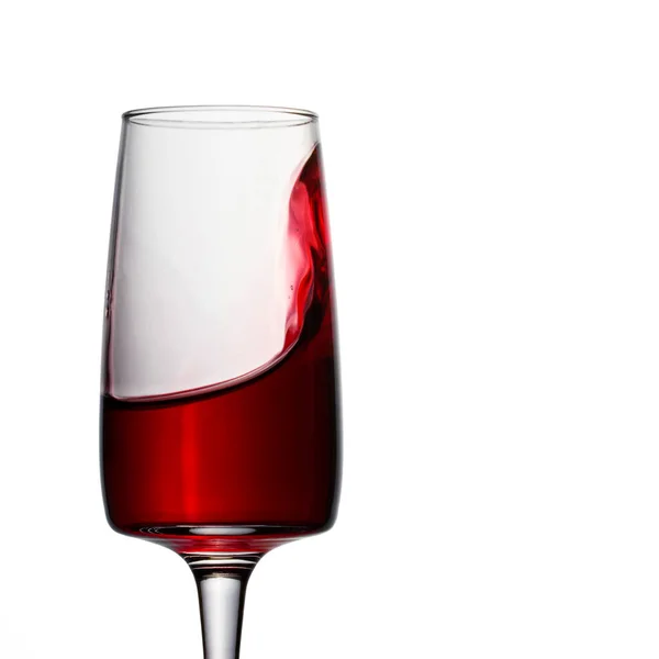 白を基調とした甘いアルコール飲料のグラスの端に赤ワインの明るいスプラッシュ — ストック写真