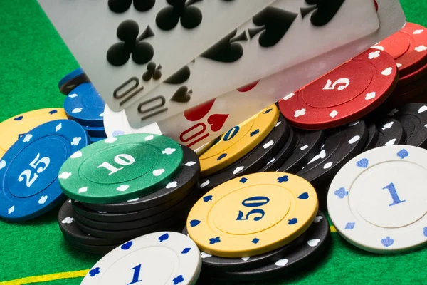 Multi Gekleurde Stapel Van Poker Chips Vallende Kaarten Concept Van — Stockfoto