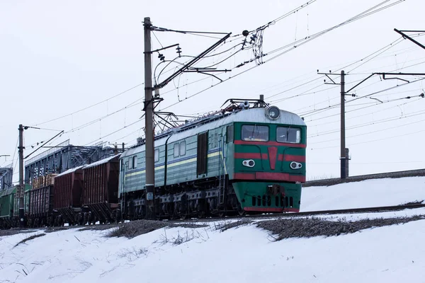 Przejazdy Pociągiem Towarowym Szynach Ekscytującej Koncepcji Transportu Elektrycznego — Zdjęcie stockowe