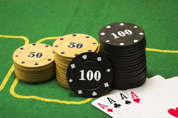 Veelkleurige Poker Chips Een Kaart Combinatie Vier Azen Een Groen — Stockfoto