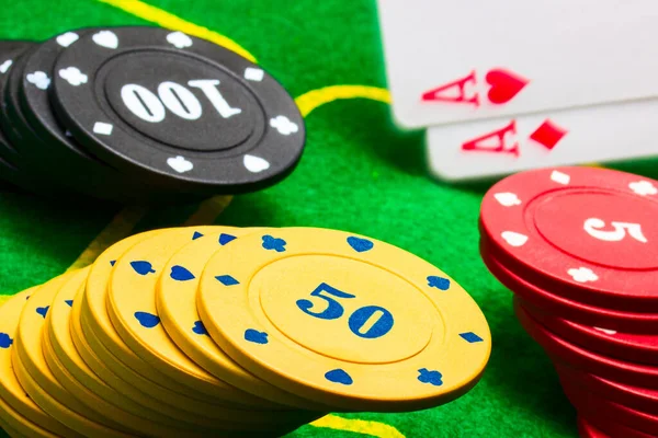 Drie Hellende Kolommen Van Poker Chips Vallende Azen Een Fel — Stockfoto