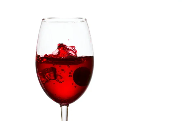爆発のような白い背景のガラスの中の赤ワインの壮大な小さなスプラッシュは非常に美しいです — ストック写真