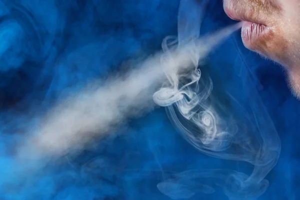 男人的嘴唇喷出香烟蒸气浓云迷人的吸烟和吸毒观念 — 图库照片