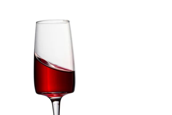 Vinho Tinto Deliciosamente Espirrando Copo Claro Fundo Branco Bebida Alcoólica — Fotografia de Stock