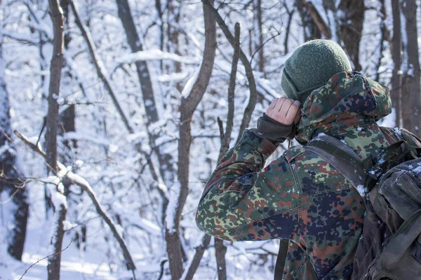 Traveler Corrects Cap Blurred Background White Snow Covered Forest — Stock Photo, Image